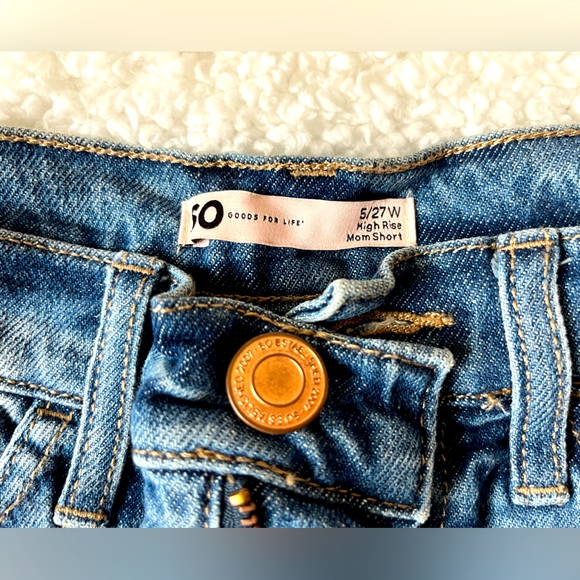 Distressed Cut off denim shorts / California closet staple! - Picture 3 of 5